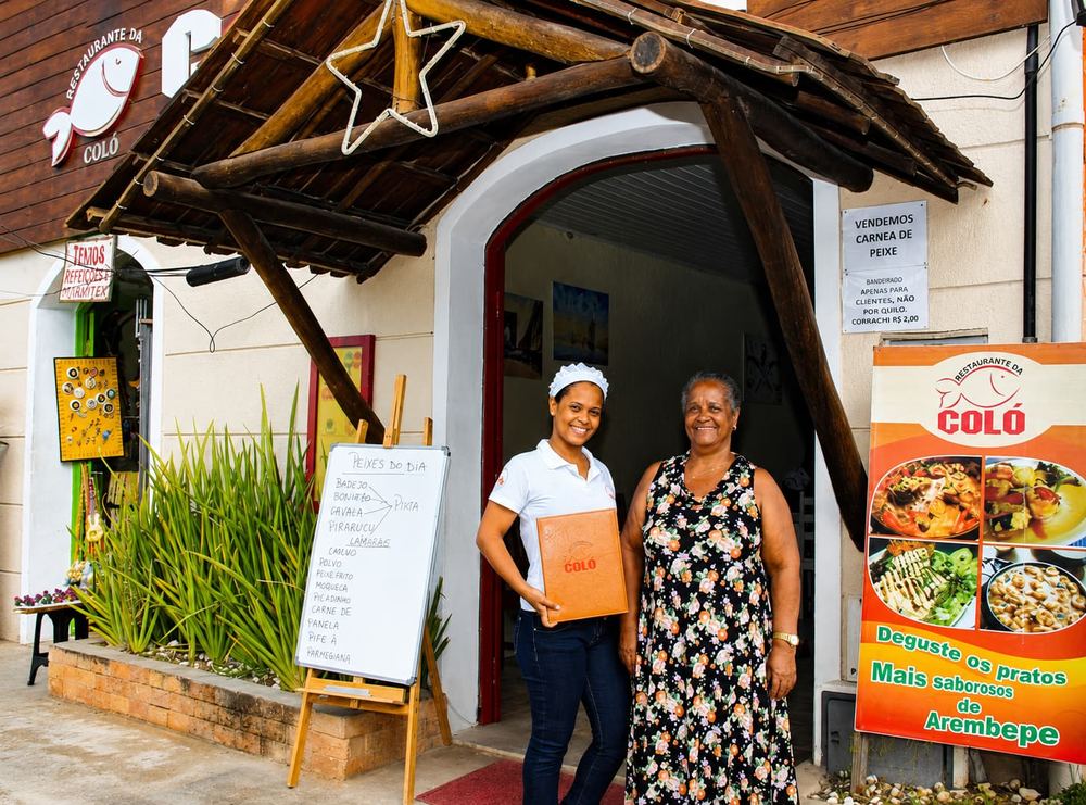 Dona Edely e a equipe da Casa da Coló na entrada do restaurante